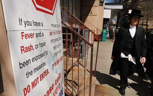 A sign warns people of measles in the ultra-Orthodox Jewish community in Williamsburg on April 10, 2019 in New York City. (Spencer Platt/Getty Images)