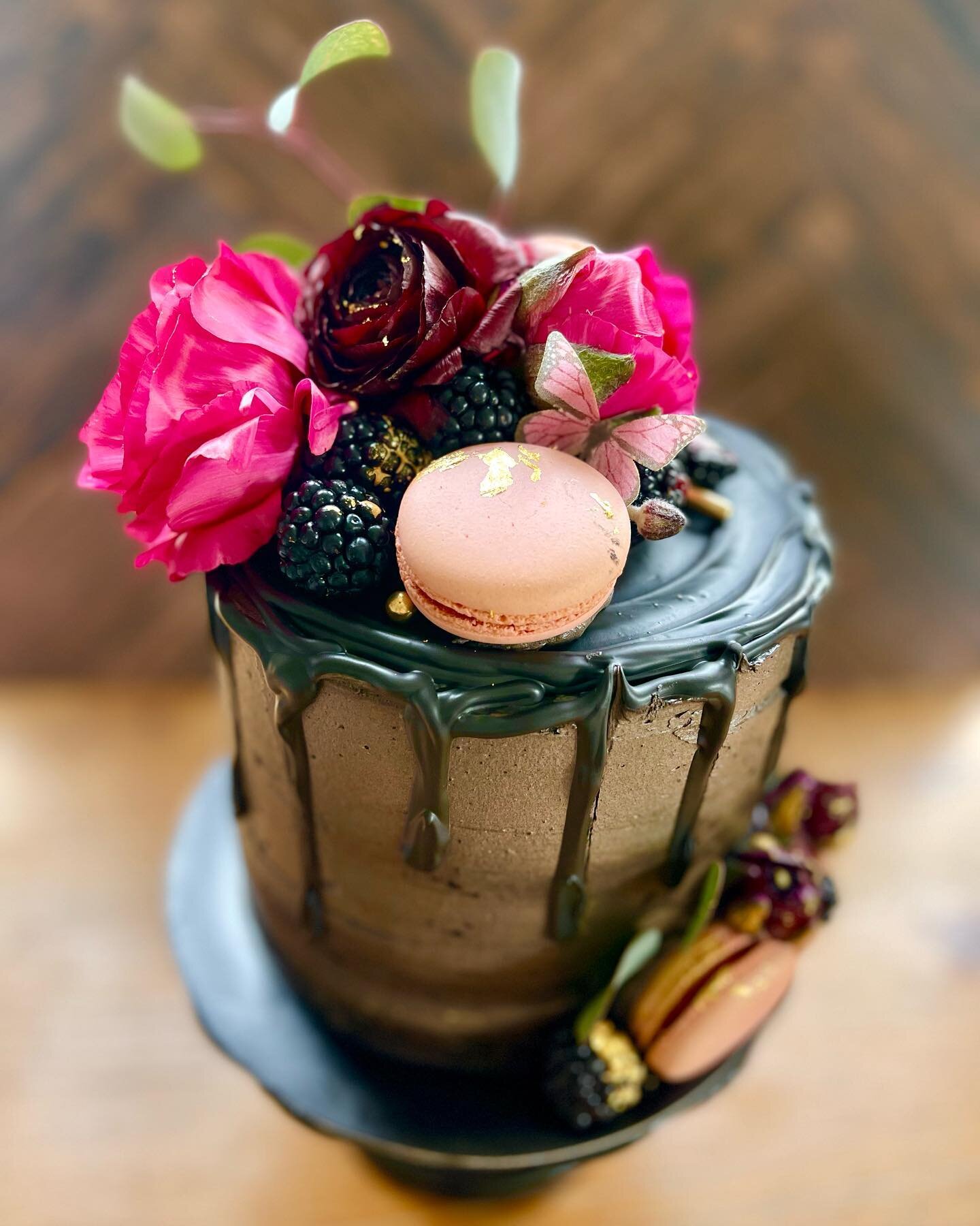 Last month I had a birthday so naturally I had to make myself a cake. I'm not usually a big chocolate fan but since I knew I'd be sharing (and doing a little axe throwing!) I wanted to make a crowd pleaser. 

This is a Classic Chocolate Cake + Homema
