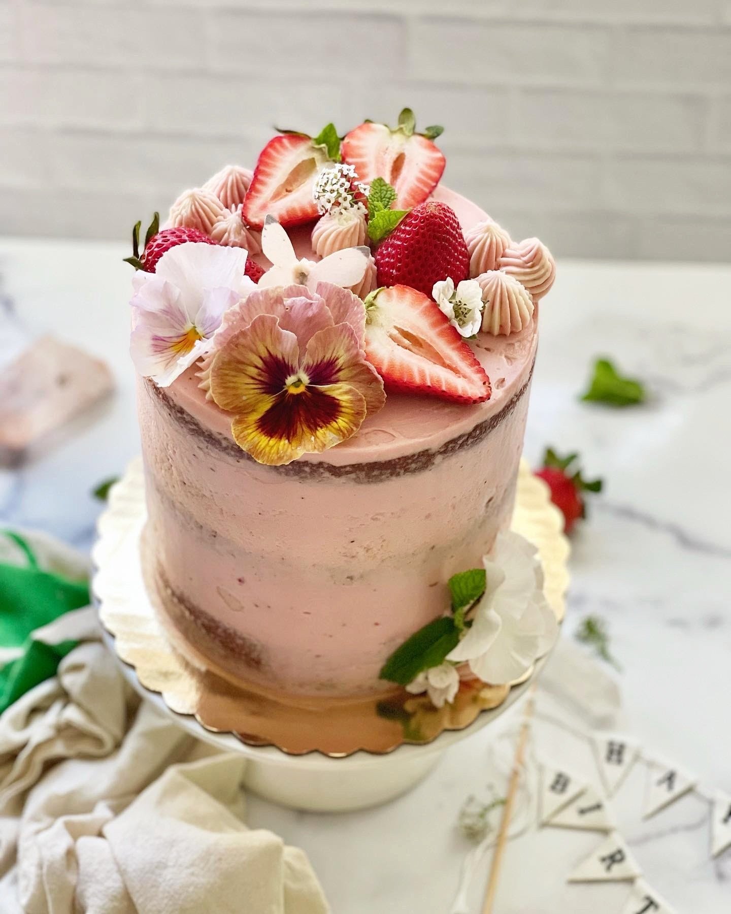 Pretty Pink Pigs Cake – Beautiful Birthday Cakes