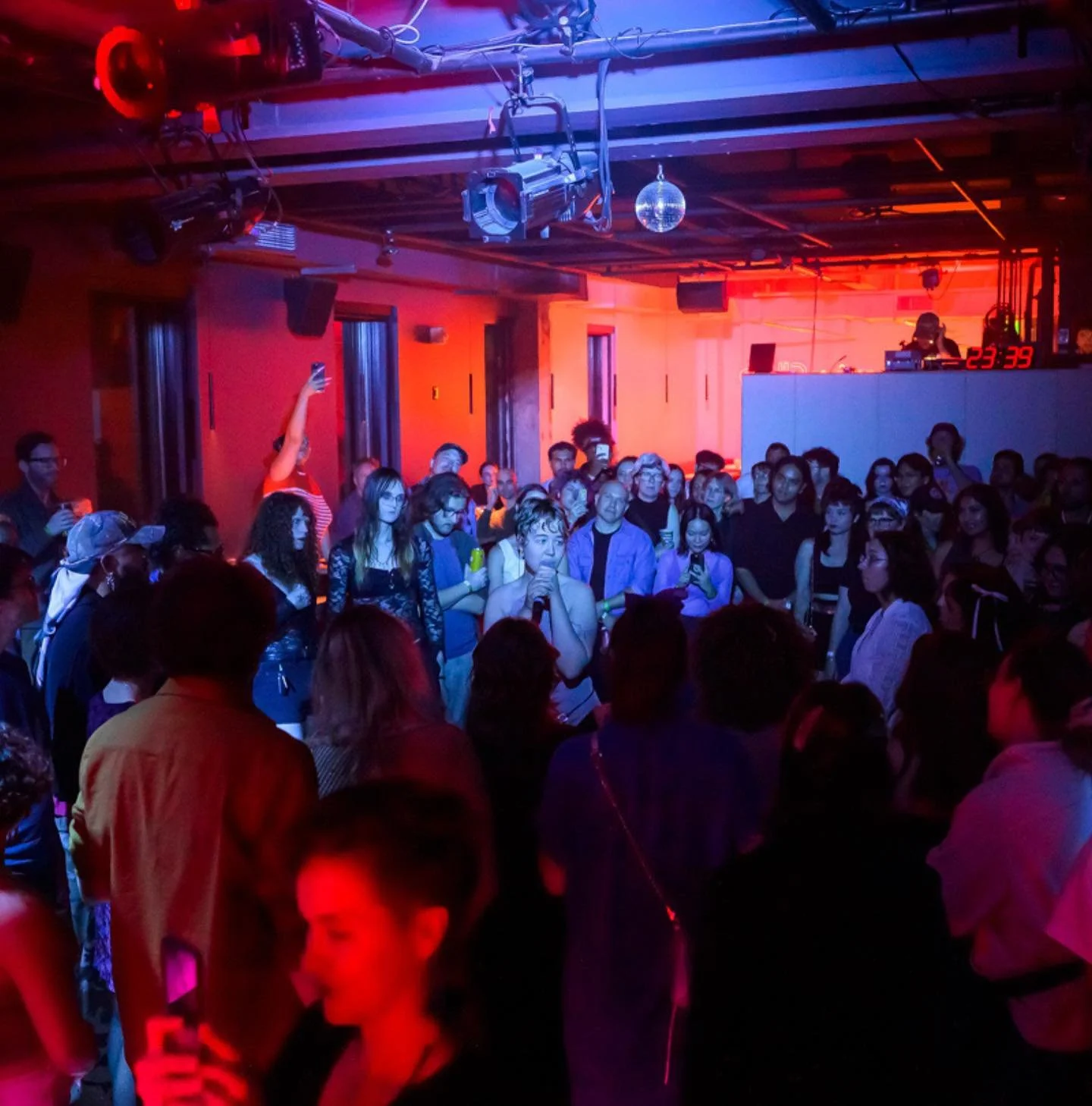 That was Pique fall edition &lsquo;25! ✨ It was amazing to watch so many different creative communities come together in one place to share and connect.

💗 Thank you to the 1,200+ who attended Pique with open ears and hearts! 

💐 We supported 17 pe