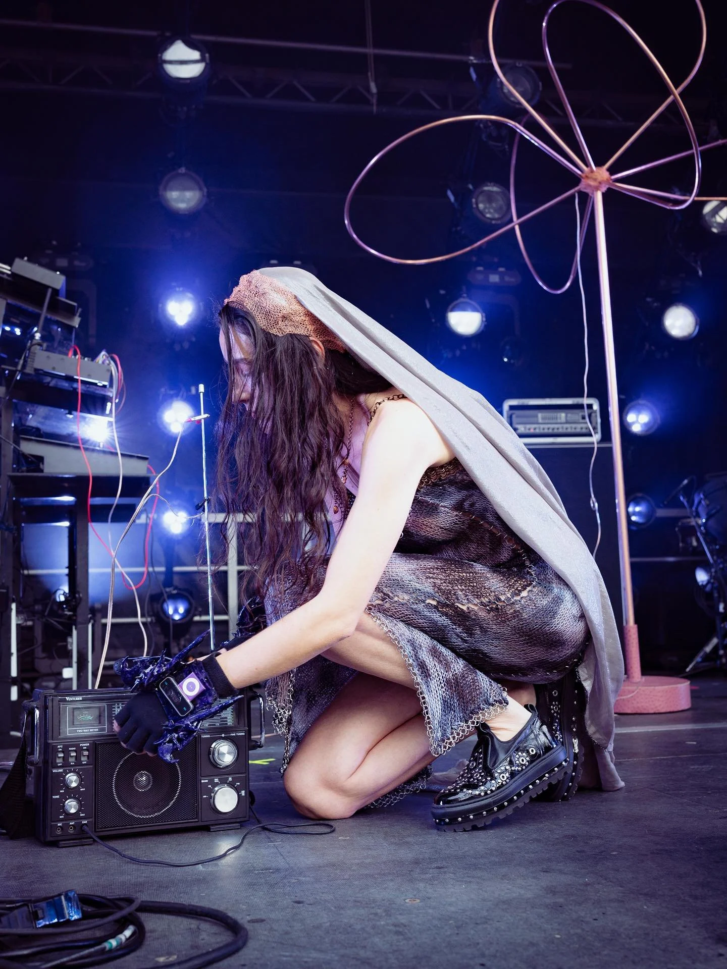 &ldquo;Each antenna becomes a voice, each transmission an answer.&rdquo; With radio mini-transmitters strapped to her hands and copper woven through her garments, @florence_delphine_roux&rsquo;s radiophonic sound artworks engage in reciprocal interac