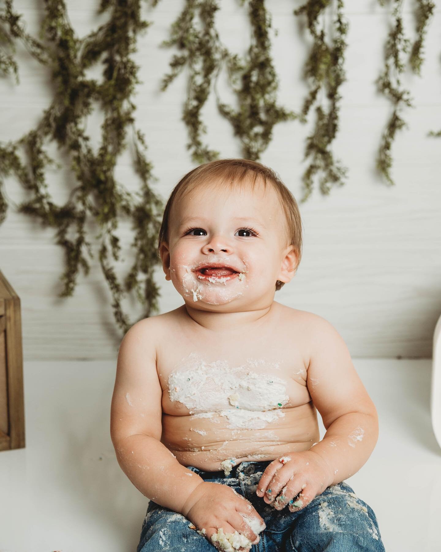 Hey sometimes eating cake involves more than just eating sometimes it involves tummy rolls, tears, and giggles. 🍰🎈 

I mean come on does it get any cuter than this?
:
:
:
:
:
:
#elpasophotographer #elpasophotographers #elpasophotostudio #elpasocake