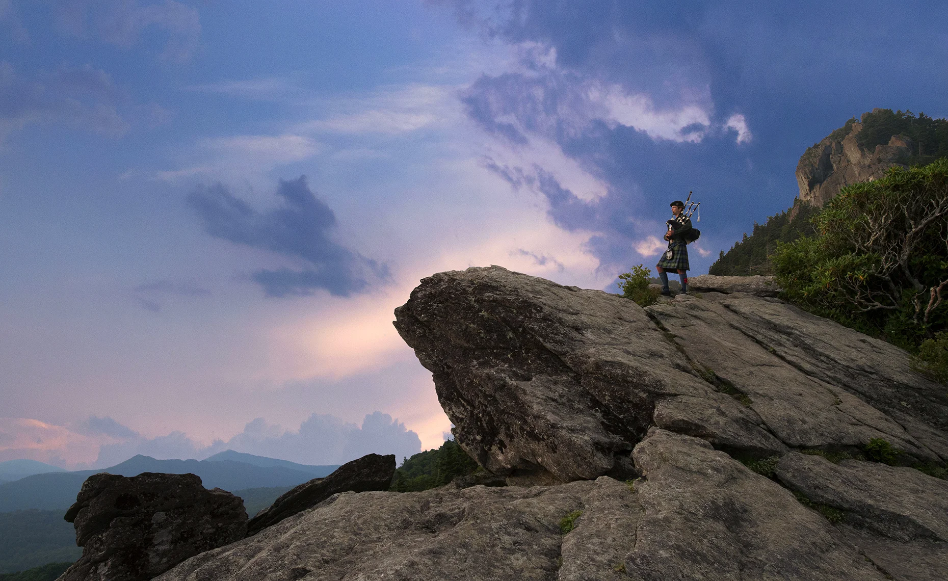 bagpiper-sky+copy.jpg