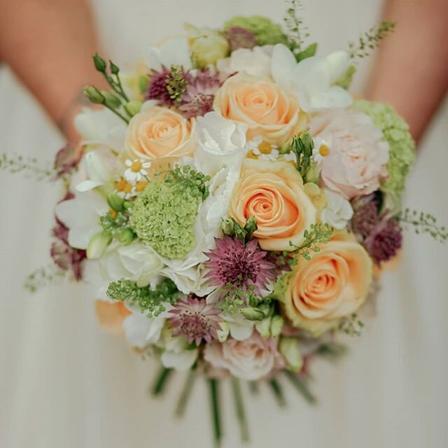 Its only January, but I'm already thinking about some soft Spring blooms like these beauties 😍
⠀⠀⠀⠀⠀⠀⠀⠀⠀
⠀⠀⠀⠀⠀⠀⠀⠀⠀
⠀⠀⠀⠀⠀⠀⠀⠀⠀
#bouquet #bridalbouquet #springwedding #milwaukeewedding #wisconsinwedding #flowers #florist #wedding #bride