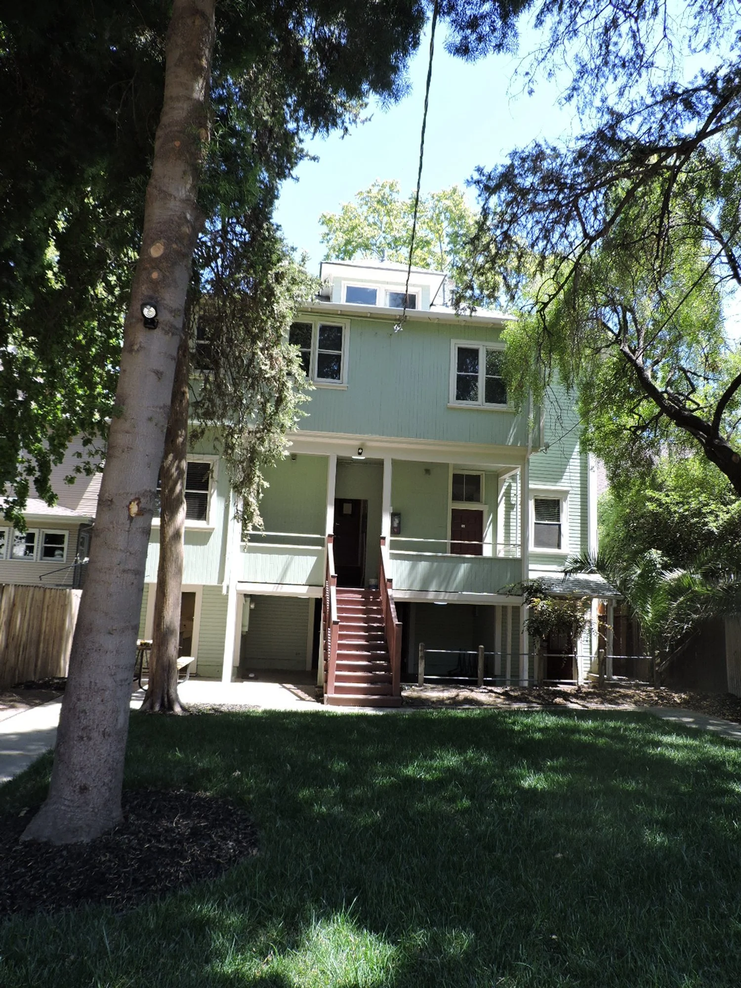 2220LstExterior2.JPG