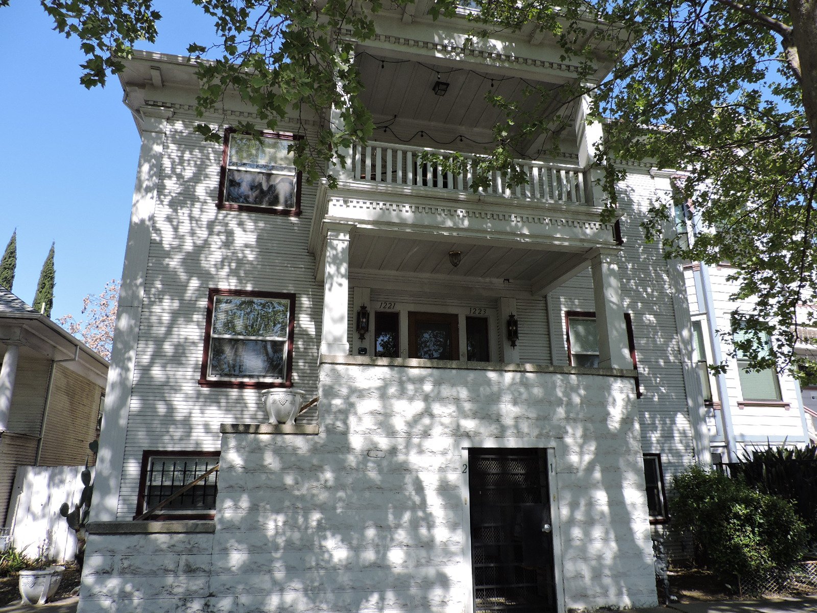 1221 F EXT.JPG