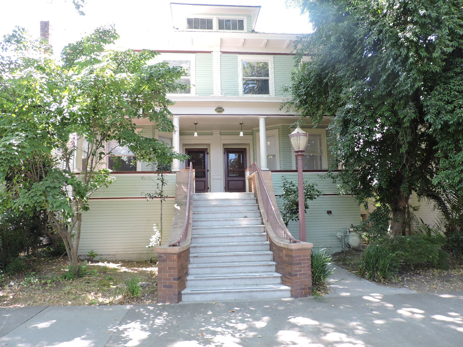 2220LstExterior1.JPG