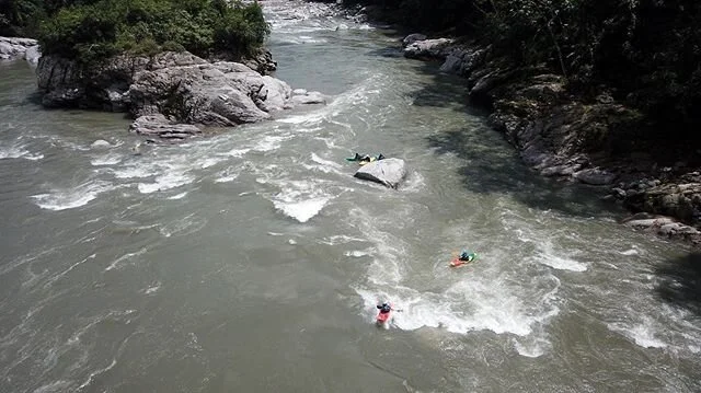 Surf is up , JatunYacu river is a world class run , big fan of the Bigwater feel provided . This is the lower flows we&rsquo;ve seen this year. Is been cranking !  #boofsessions #kayaking #ecuador #rivers #ecuadorkayaking #whitewater #bigwater #white