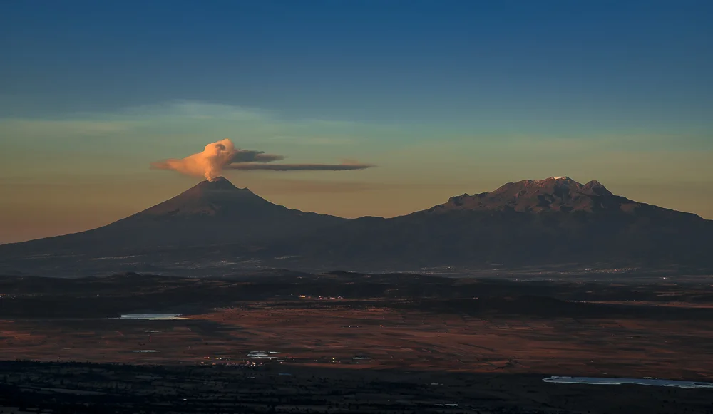 Popocatépetl e iztaccíhuatl y en primer plano dos pequeños cuerpos de agua