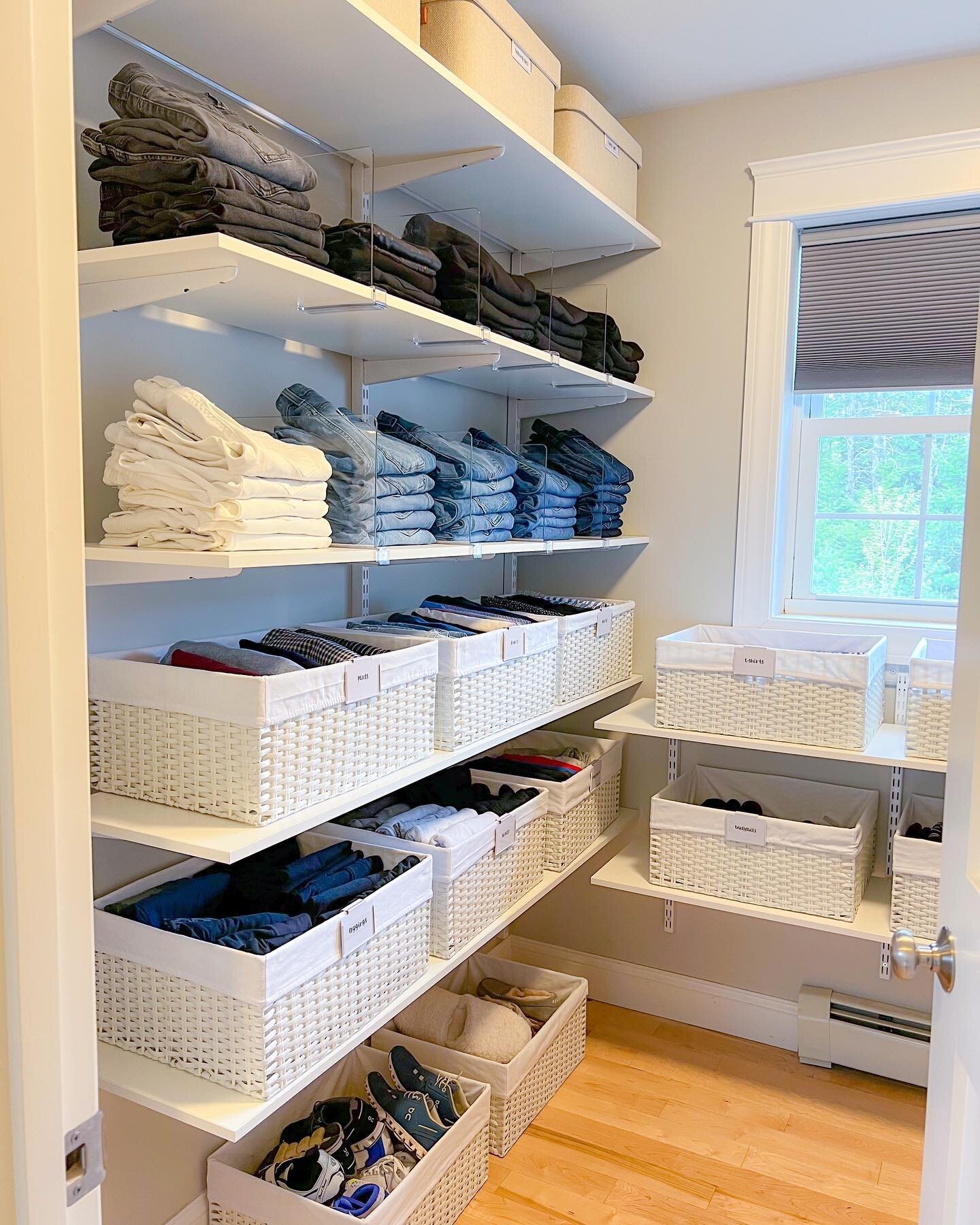 Well, this is quite the transformation. Swipe to see the before!🍋

Our client got rid of what she didn&rsquo;t love, what didn&rsquo;t fit or things she didn&rsquo;t wear. We categorized her closet into zones + voila.

Accessories + shoe closet is u