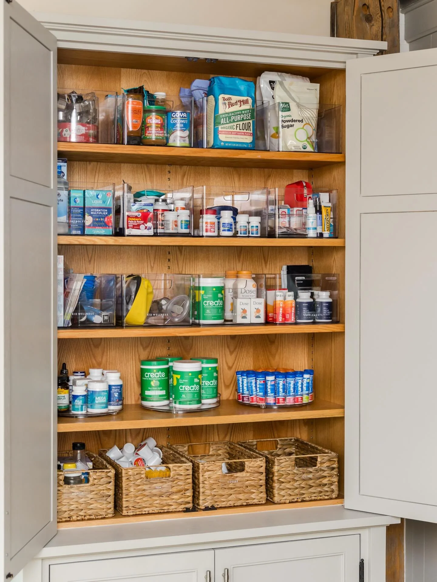 Freshening up your morning routine. ✨ When we see an opening (we go for it). Like this project where the cabinet was originally being used for plates/overflow kitchen storage + we saw it as an opportunity to bring all the morning essentials together.