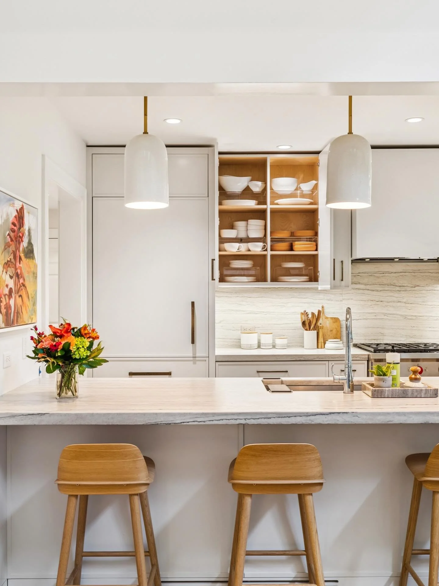 Kitchens with a view. By view we mean: crisp organized cabinets. So calming and beautiful, it&rsquo;ll bring a smile every time you open them.🤍✨