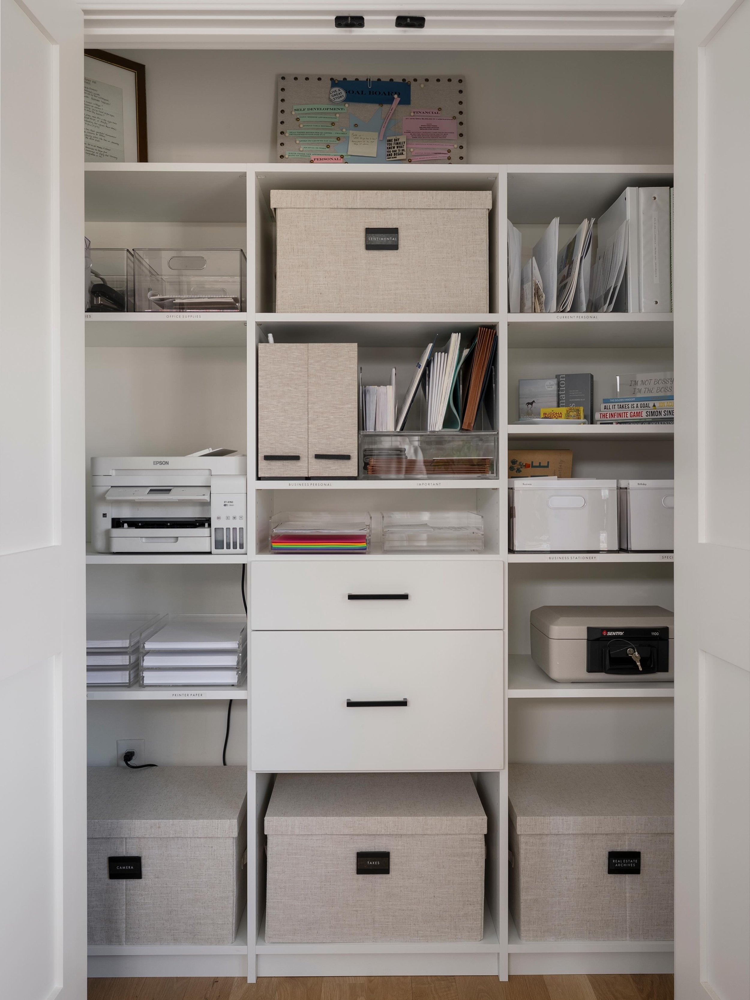 The kind of office that might just get you through your to do list a little faster heading into a long weekend. 👀😮&zwj;💨🇺🇸

A little before &amp; after glow up thanks to:

Organization: @lemonaidsolutions 
Closet design &amp; install: @tailored_