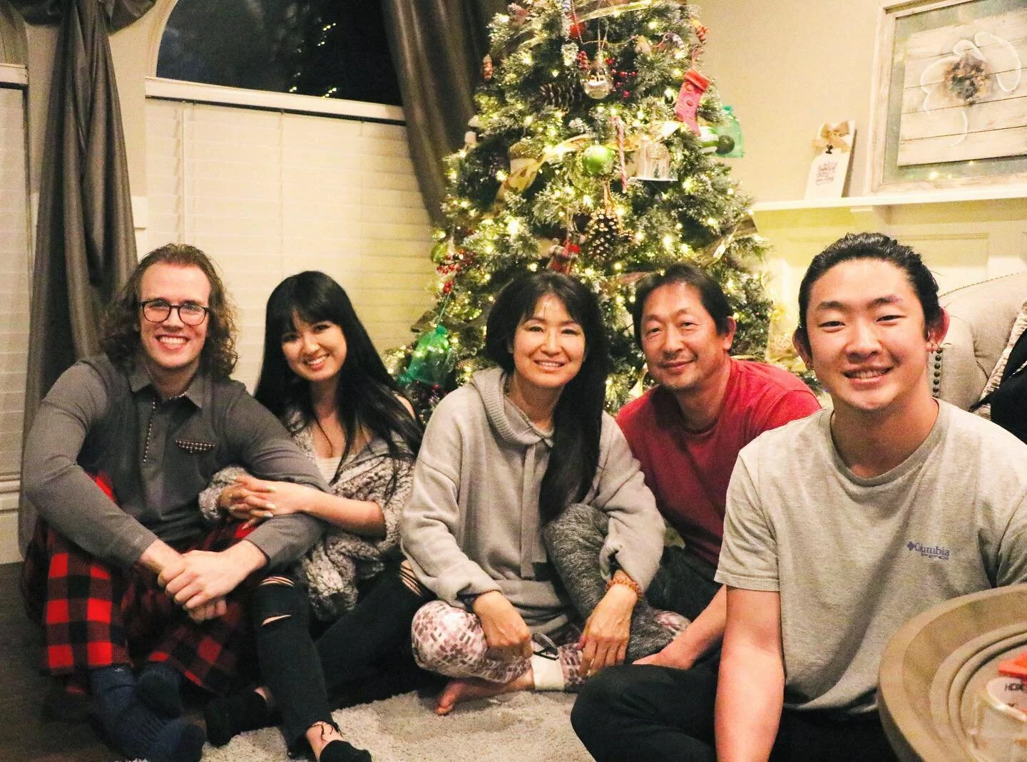Happy Holidays! 🎄❤️✨ David and I are very fortunate to be able to visit my family this year for Christmas. It&rsquo;s been so nice to catch up! I hope everyone is having a safe holiday season ☺️
.
.
.
.
.
#merrychristmas #happyholidays #familyphotos