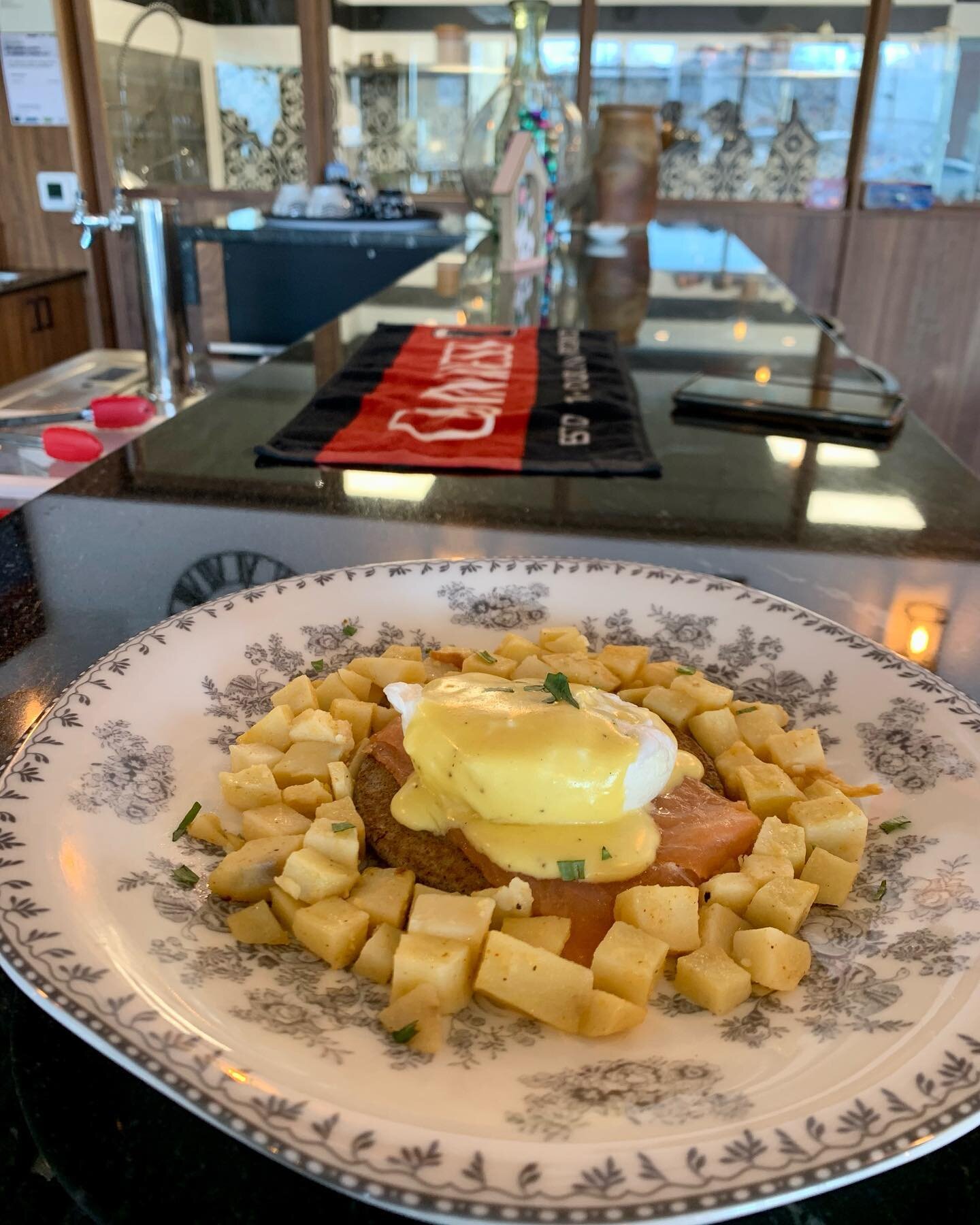 Oeuf B&eacute;n&eacute;dicte et Croque Monsieur pour r&eacute;galer vos papilles 😋!!!
Egg Benedict and Croque Mister to enjoy your day and you stomach 😁!!! 
#winnipeg #winnipegfoodie #restaurant #creperie #eggbenedict #croquemonsieur #onlyinthepeg 