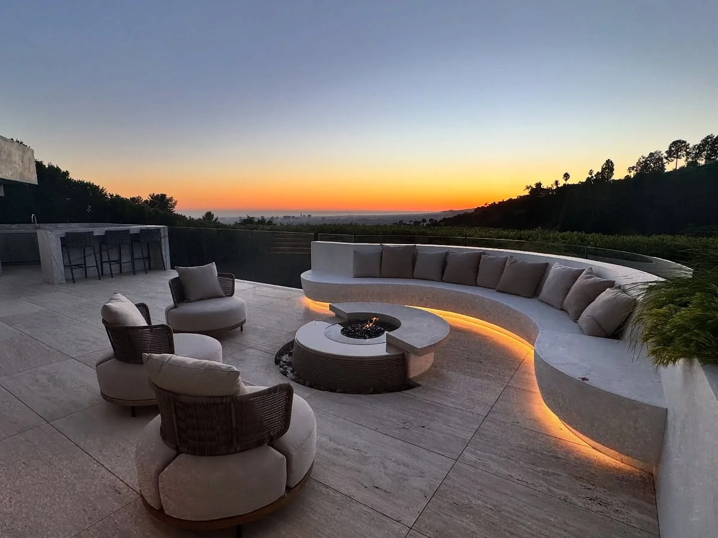 Beautiful time of the year!  #hollywoodhills #luxurydesign #eliterealestate #luxurylandscaping #lasunset #architecturaldigest @luxemagazine