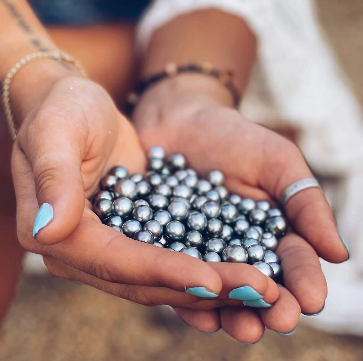 Tahitian pearl jewelry from @keshi.co is naturally unique! In a rainbow of color from light to dark to multi, these pearls might be just the addition your jewelry collection needs. ✨

Find your next piece that says island vibes this weekend at the @k