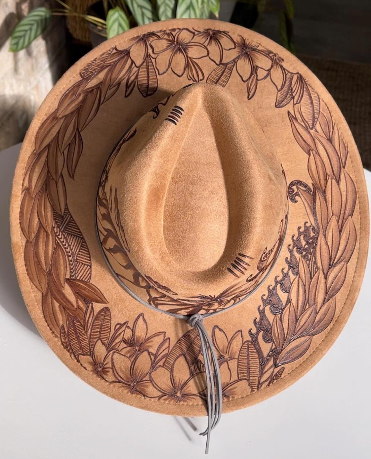 Burned to the brim, pyrography hats by @piperbychic are a unique handcrafted accessory you won&rsquo;t want to miss. 🔥🤠

Mark your calendars! 📅 This Saturday, stop by our Haleiwa Market and check out their mountain &amp; flora inspired burned brim