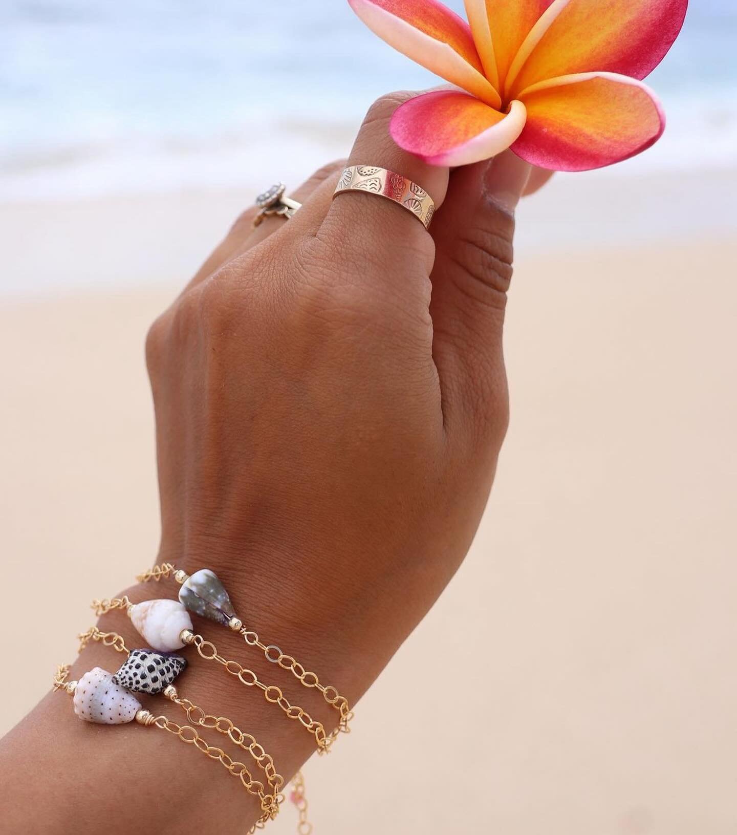 Find your treasure at @treasurehawaii! 🐚✨

With classic, beautiful pieces made with hand collected shells, @treasurehawaii jewelry is designed to elevate any look. 

Explore Angel&rsquo;s one-of-a-kind pop-up this Saturday at our Haleiwa Market! 📆?