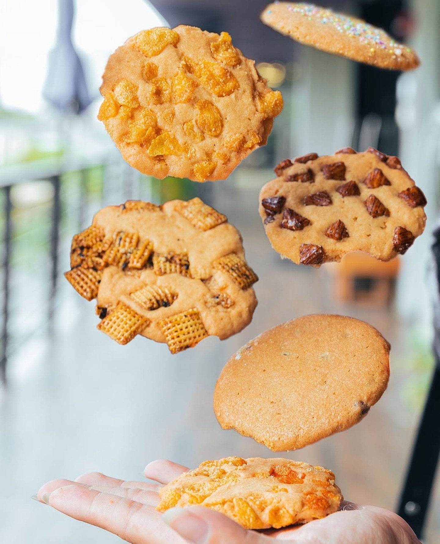 Crunchy cookie lovers! These treats are just for you. You won&rsquo;t want to miss local flavors like lilikoi, Kona coffee, and furikake. 🍪😋

Start your weekend off on the sweet foot, and find @thecookieladyhawaii at our Ala Moana pop-up market 〰️T