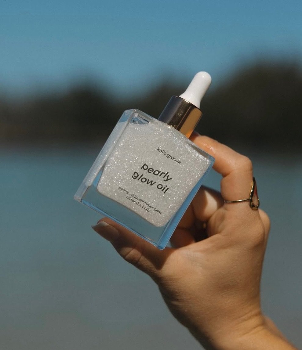 Bring out that summery sun-kissed glow with natural , handmade skin care you can feel great about using! @kaisgroove body oils, fragrances, and shimmer oils are locally made and luxurious. ✨🌞

Shop their creative accessories like claw clips, trucker