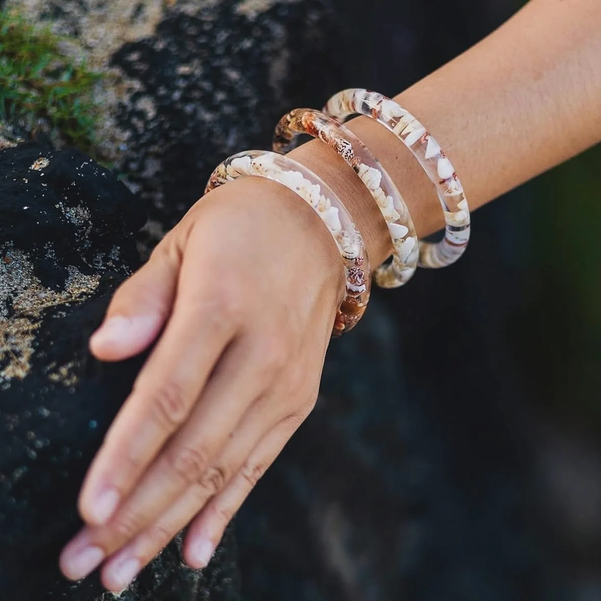 The perfect summer accessories by @tidepoolbangles 🐚

Shop @tidepoolbangles&rsquo; signature shell-filled resin bangles at our Hawaii Kai Market 〰️ this Saturday! 📍