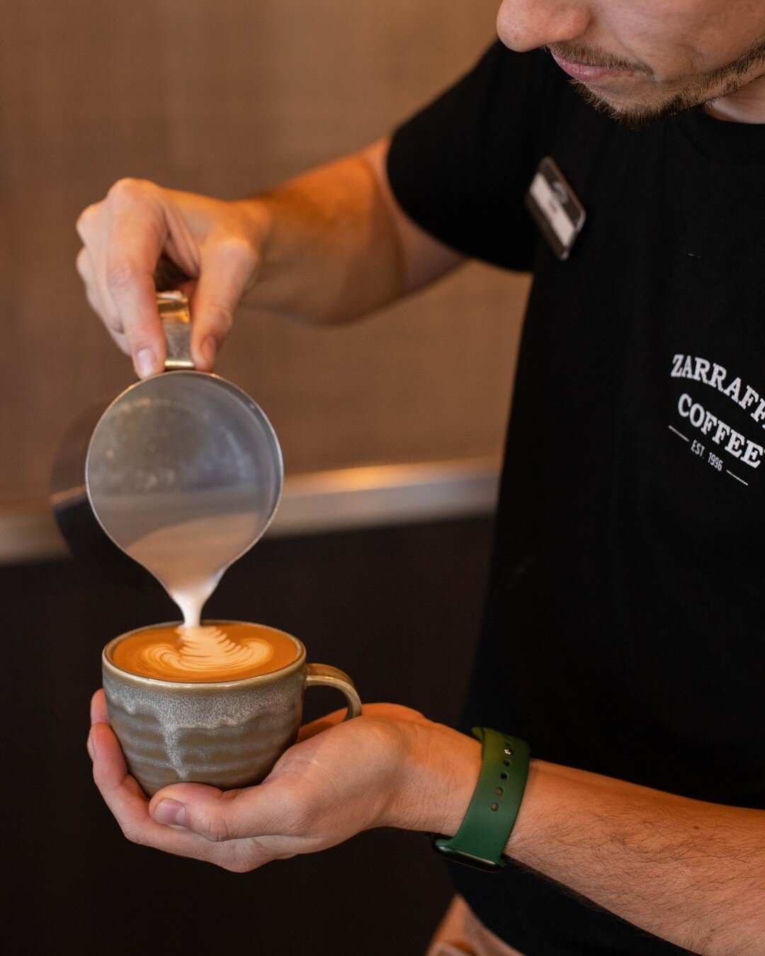 The perfect pour 🤎 To see which roles we're hiring for and to apply, pop into your local store or visit the link in our bio.

#Zarraffas #ZarraffasCoffee #SpecialtyCoffee #BestJobEver #NowHiring #ZarraffasFamily