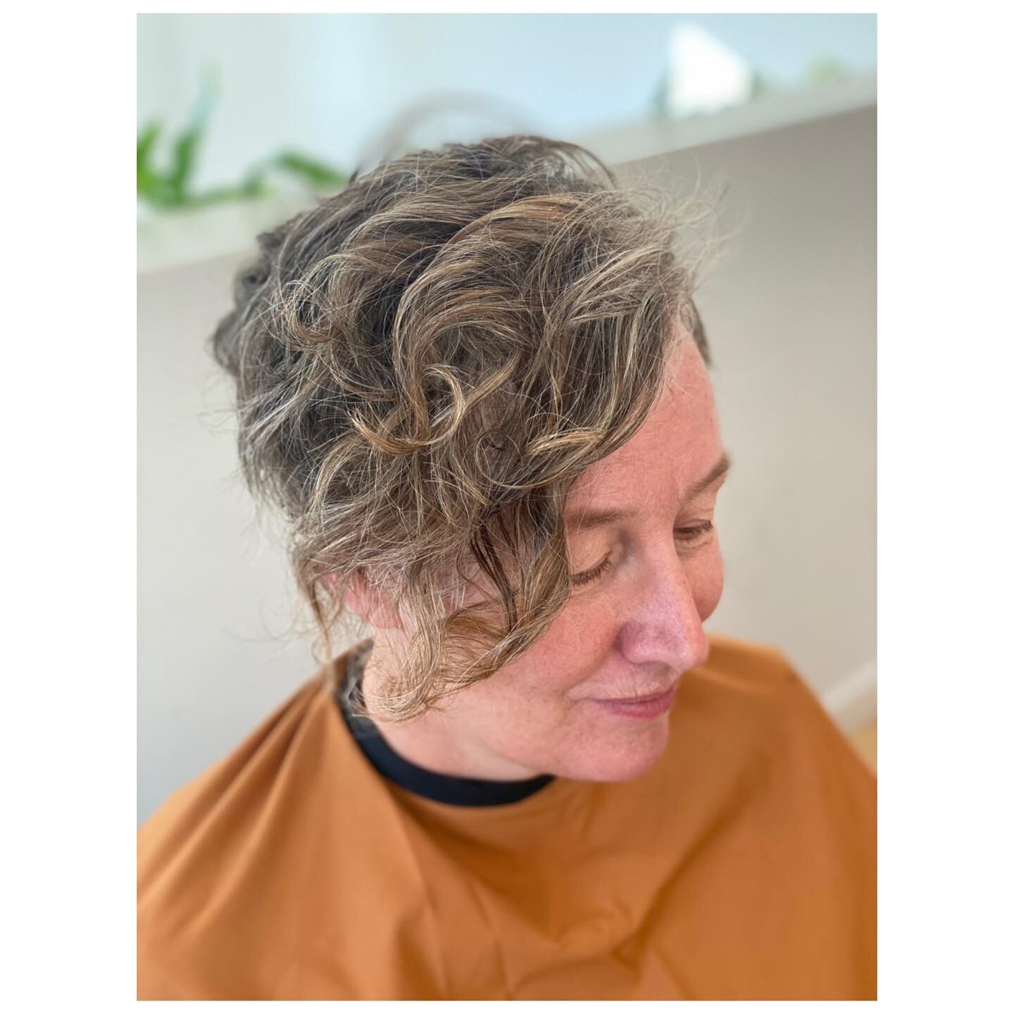 💫swipe for more💫

The last photo in this series shows how we let her curls stay in a big clump while drying with a diffuser.  This helps them hold their shape and form without frizz when hand swept to the side once dry

💫
💫
💫

#curlcare #portlan