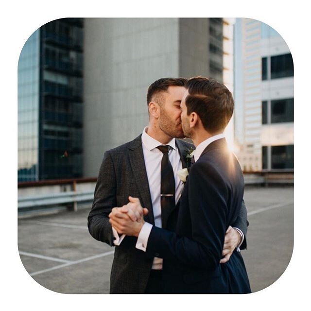 TIMELINE &bull; there are no rules when it comes to order &amp; timeline for your big day, it&rsquo;s completely down to you!
⠀⠀
Brett &amp; Ryan got ready together, then wandered the streets of #melbourne with their amazing photographer @kyraboyerwe