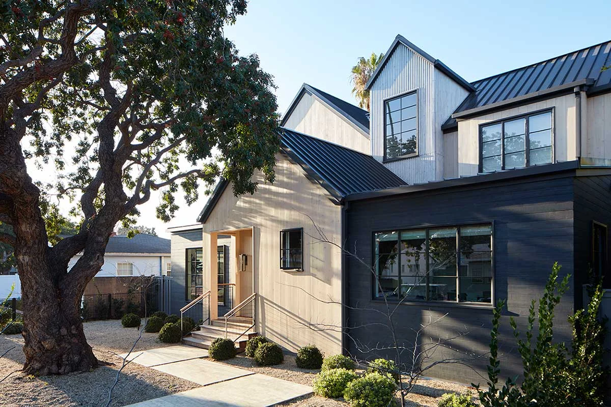 Front-Facade-Modern-Farmhouse-with-Oak-and-Black-Plank-Board-Siding-and-Raised-Seem-Roof-in-Venice-Beach-Designed-by-Carol-Allen-of-Studio-Allen-Architects-and-Kishani-Perera.jpg