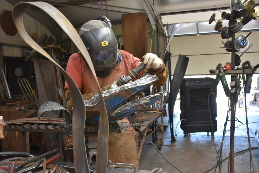 AM120 dans un local de fabrication de composants métalliques