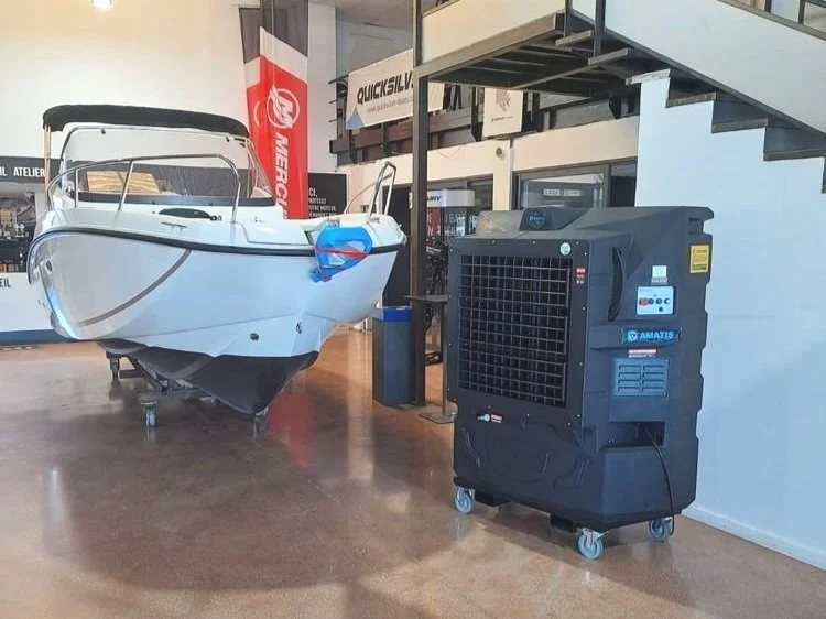 AM250 dans un entrepôt d’exposition nautique