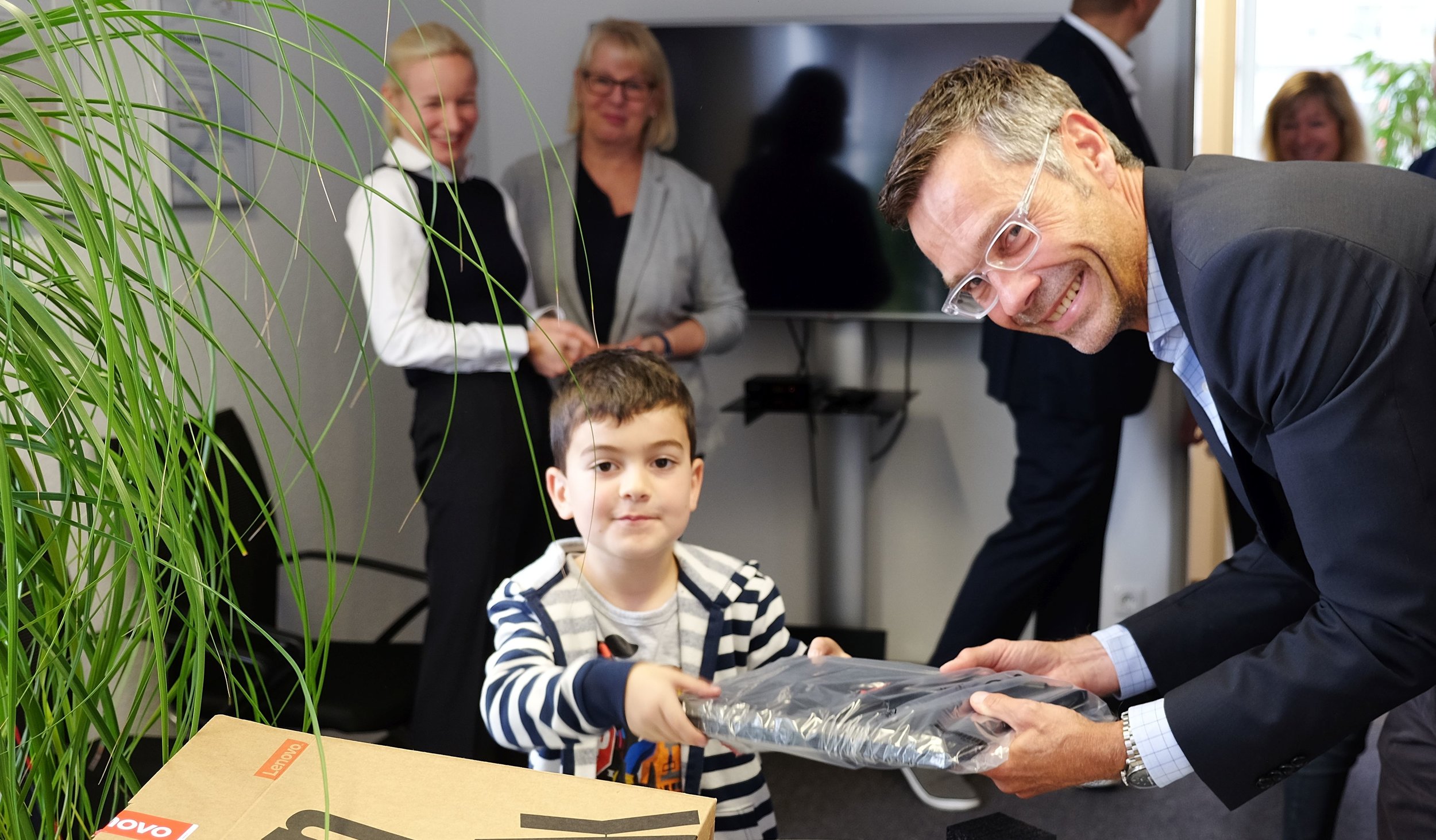 Neue Laptops für Robotikkurse: SoCura und Malteser sorgen für strahlende Kindergesichter