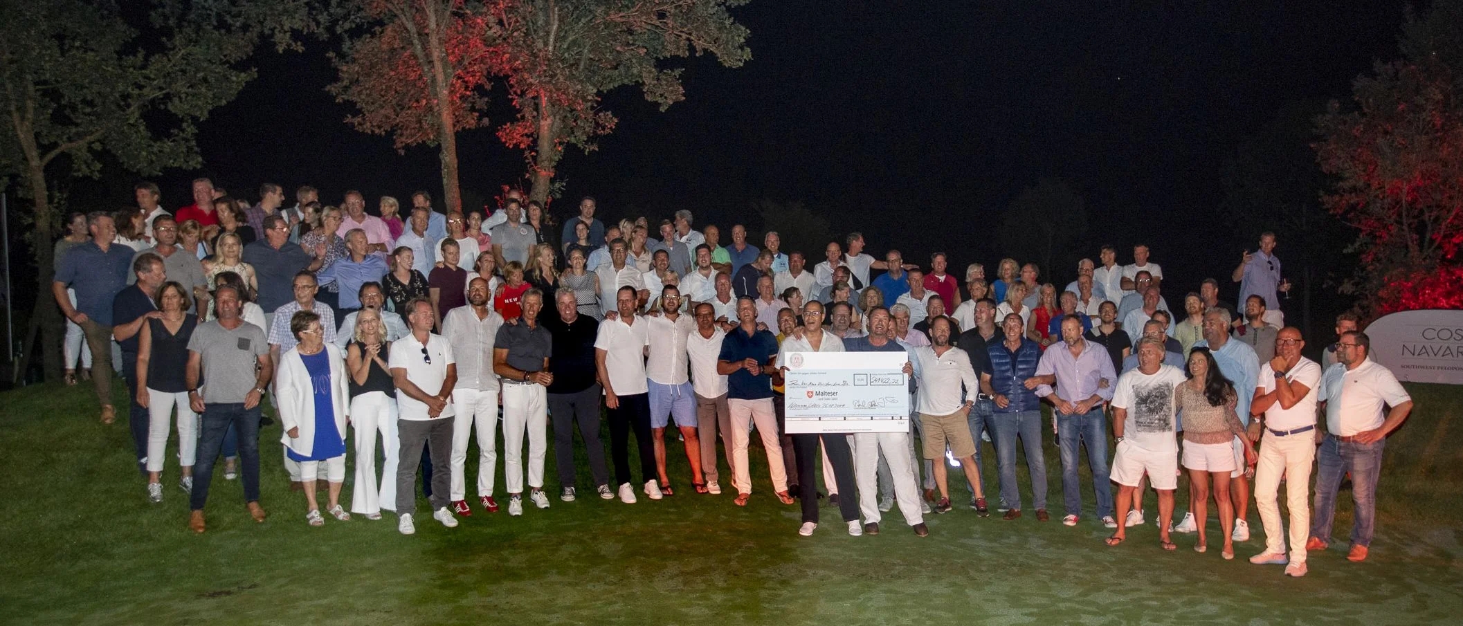 Die Golferinnen und Golfer beim 6. Kölsche Fründe Cup. Den symbolischen Spendenscheck überreichte der Geschäftsführer der JTO Gebäudemanagement GmbH, Jörg Chr. Topfstedt stellvertretend für die 33 „Kölsche Fründe“- Botschafter und zahlreichen Unterstützer, an Victor M. Lietz, Leiter Marketing der Malteser im Erzbistum Köln. Foto: Joachim Badura