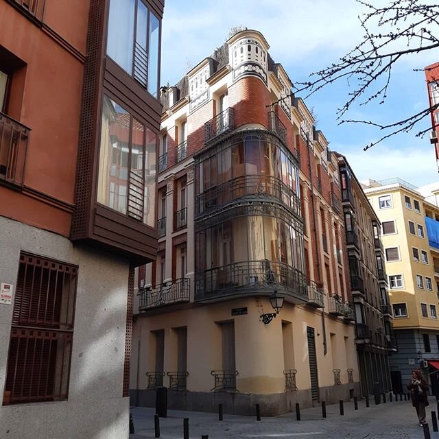 Calle Se&ntilde;ores de Luz&oacute;n,  Madrid. Arquitectos, Ferres i Puig y Manuel Alvarez Naya. #arquitecturamadrid #arquitectura #madridgram