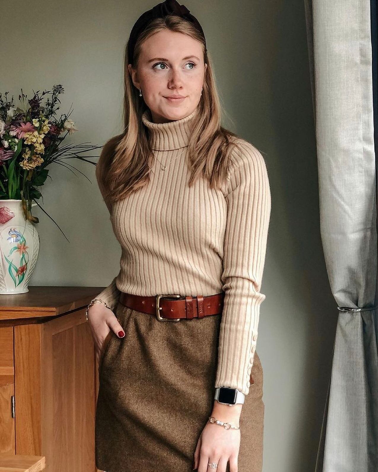 The gorgeous gorgeous @jazminescountryjournal sporting her burgundy knotted tweed Aliceband! 
Doesn&rsquo;t it just beautiful and elegant! 
Jazmine, you look FAB! 
-
There&rsquo;s just three burgundy Alicebands in stock! But all available on the webs