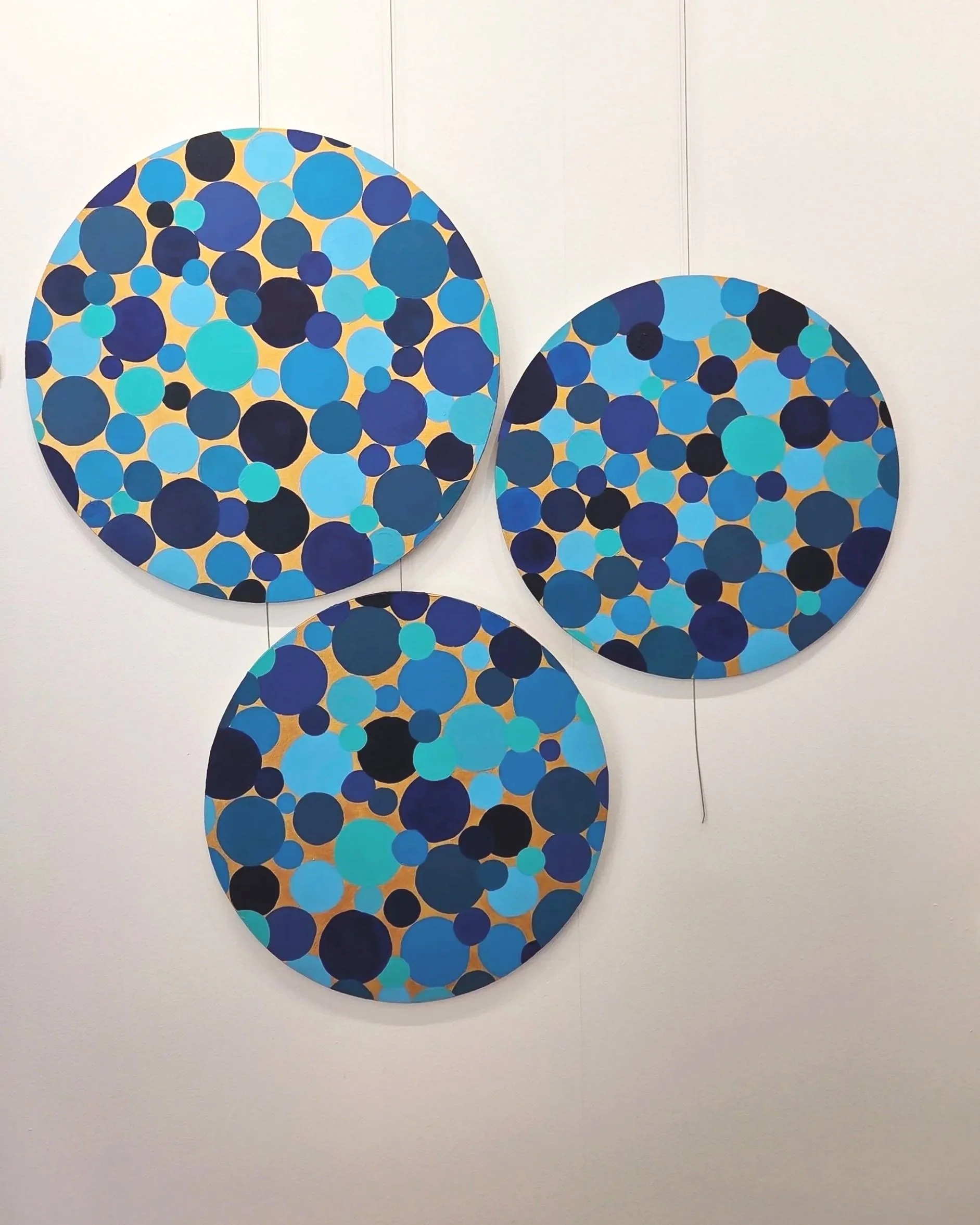 Le trésor d'Angouleme - inspiré par Jean Michel Othoniel

Acrylic paint on 3 golden round canvases 70 cm + 60cm +60cm of blue circles in different shades and hues inspired by Jean Michel Othoniel 's work renovating the Angouleme Cathedral's treasure.