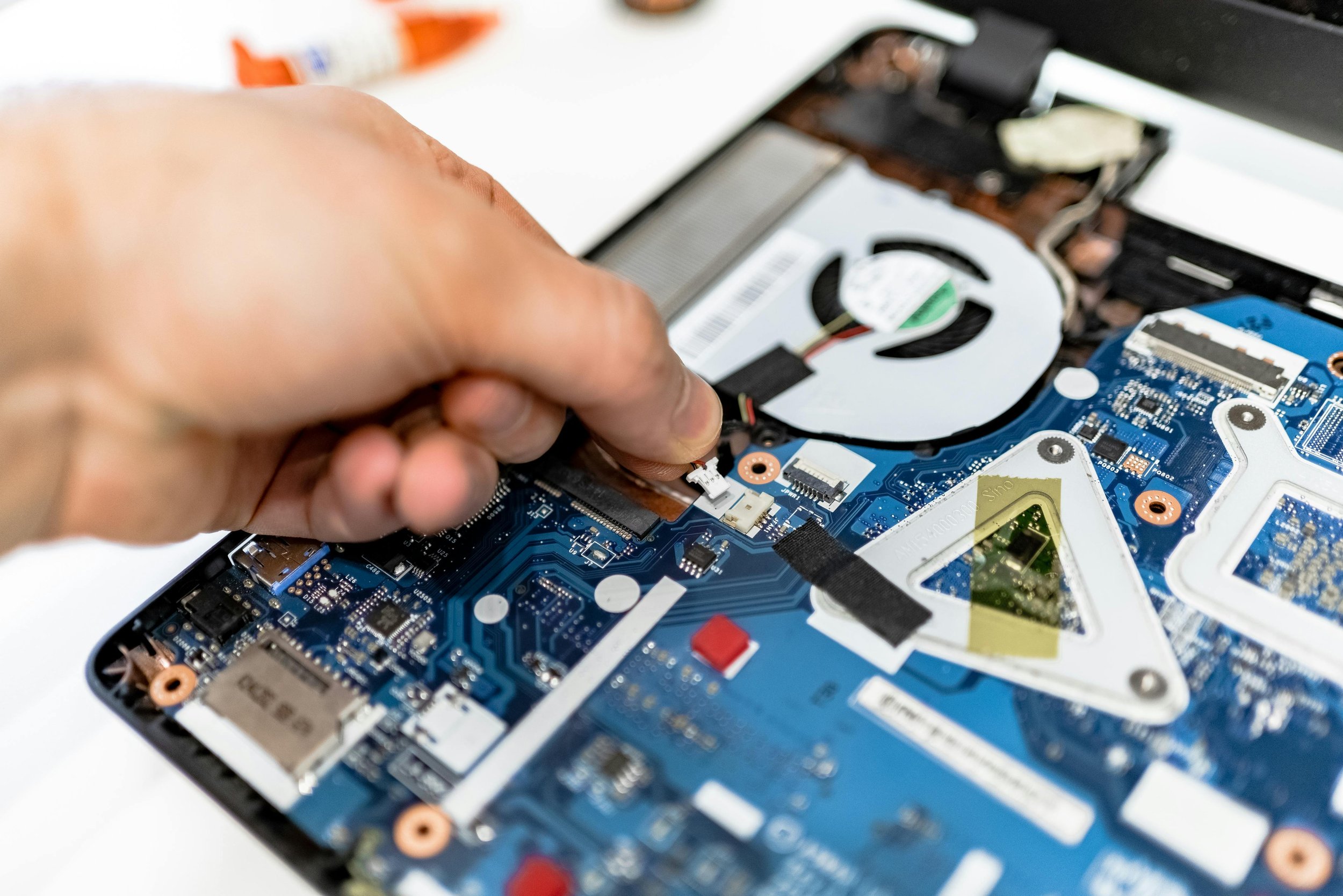 Fix, Don’t Throw/Broke it? Don't bin it! Leeds has "repair cafés" where experts help you mend clothes, bikes, and toys for free. Fixing things keeps money in your pocket and stops waste. Most items can be saved—give it a try!##
