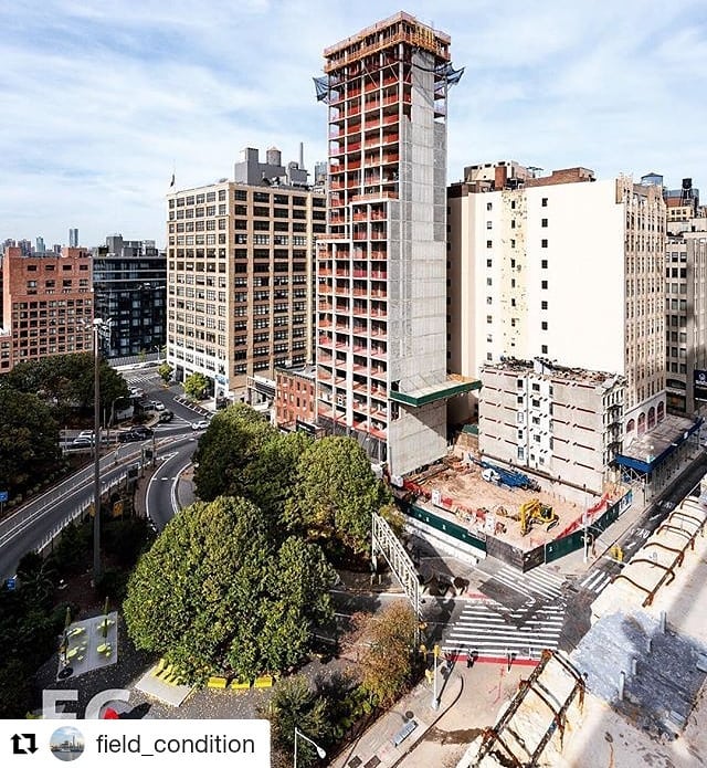 #Repost @field_condition
・・・
Featured today on FieldCondition.com, superstructure has topped out at 25-story condo tower 570 Broome in West SoHo by Builtd and SOM. ・・・
Thanks to field_condition for the great photo!