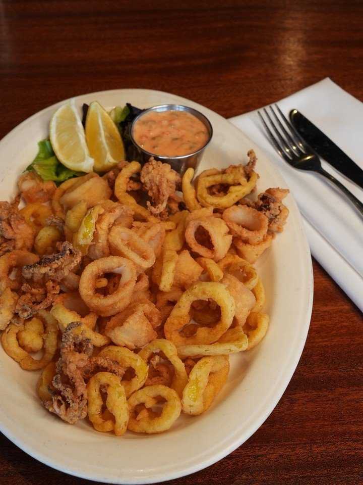 Brighten up your Monday with some golden calamari.
.
.
#plymouth #plymouthma #plymouthmass #plymouthfoodies #capecod #capecodfoodies #wickedcapecod #southshorema #southshorerestaurants #boston #capeology #newengland #capecodliving #southshoresights #