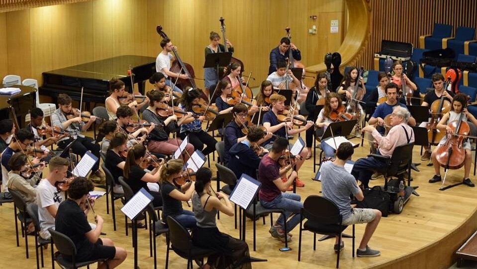 Itzhak Perlman leads the PMP string orchestra at the Israel Conservatory of Music