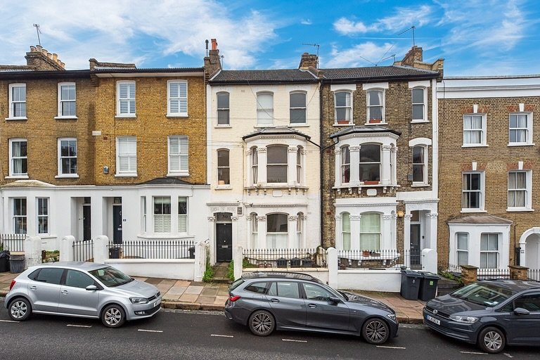 🌟 Clapham 2 Bed Garden Flat 🌟 available now to rent

Located &ldquo;Between the Commons&rdquo; off the popular Northcote Road and moments from Clapham Junction Station, this bright and spacious 2 bed ground floor garden flat commands a premium posi