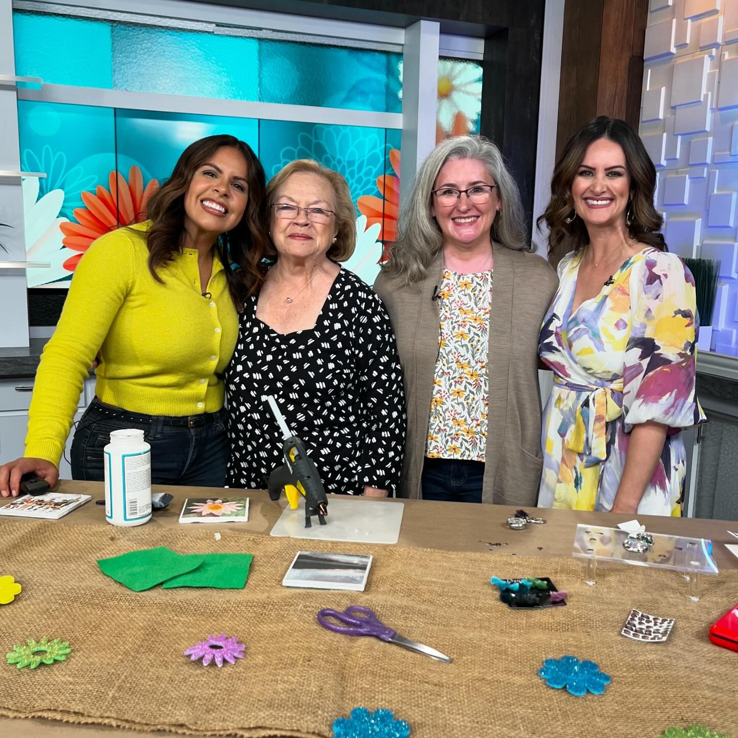 If you are looking for some easy Mother&rsquo;s Day gifts, check out the ones we made today on @houstonlifetv 🌹🌸🌺 It was special treat having my mom join me at the studio. 🥰 @kprc2tessa and @kprc2laurenkelly are always so fun to create with! 🤗

