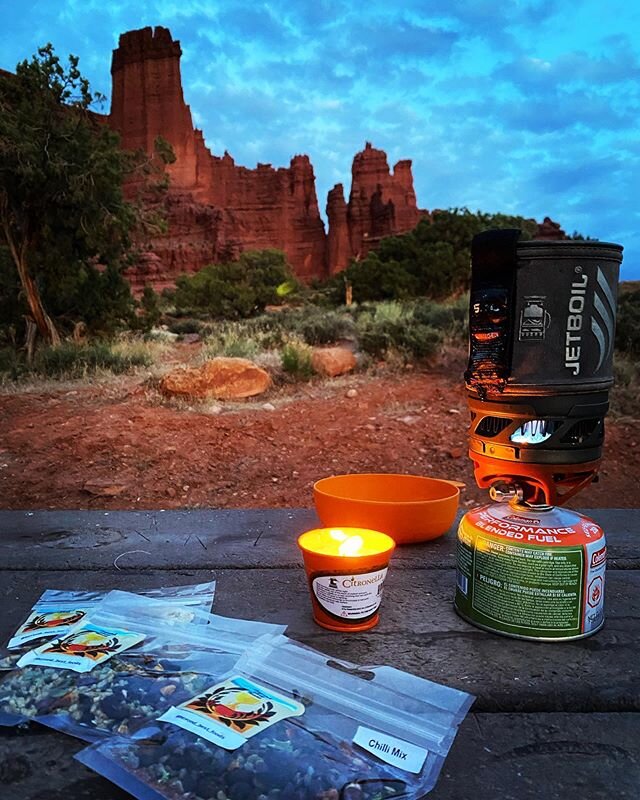 The Chili Mix pairs nicely with a view of Fisher Towers. Thanks again for the samples @conscious_cal1 🌶🥒🧅🥕🧄 @beyond_best_foods