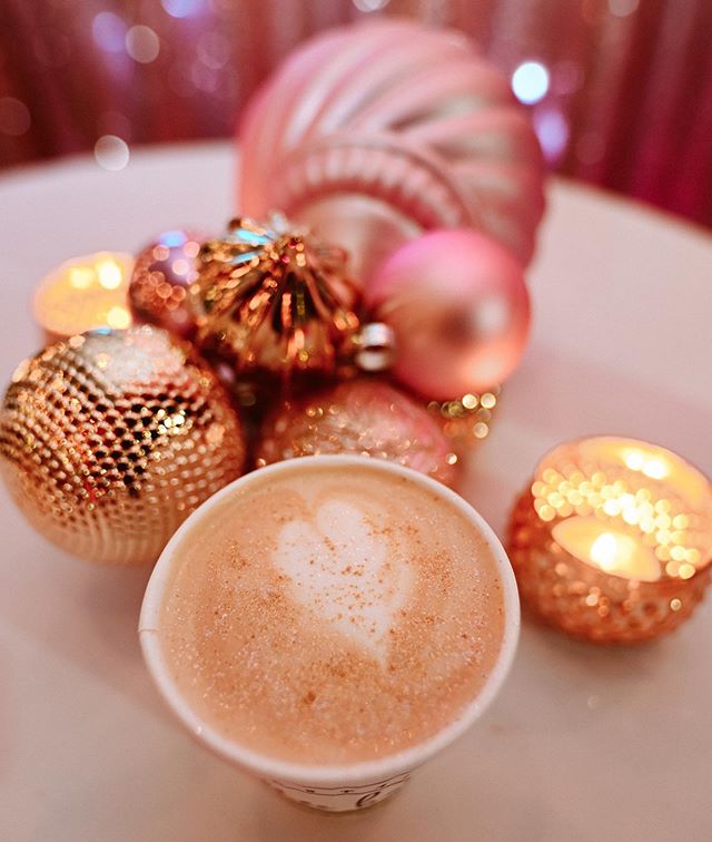 &lsquo;Tis the season to sparkle! Lucky for you glitter coffee is a thing.✨ 📸: @davistaphotography .
.
.
.
.
.
.
#glittercoffee #caffeinateyourevents #coffeebar #coffeecart #mobilecoffee #coffeecatering #eventbar #coastalcoffeebarco #amavidacoffee #