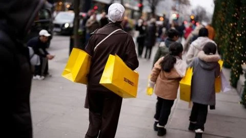 London's Festive Shopping Decline Lags Behind UK Trends Amid Online Shift