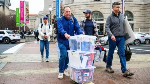 US Job Market Stays Strong Despite Early Effects of Government Cuts