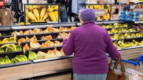 Supermarket Showdown: Tesco Gears Up for a Major Price Battle!