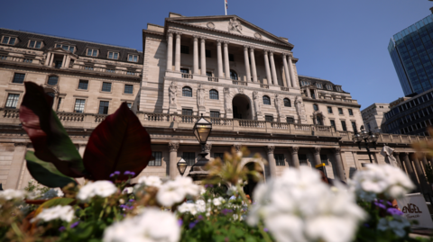 **Interest Rate Rollercoaster: Bank of England Set to Slash Rates Amid Economic Jitters!**