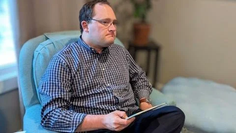 Holiday Hiring Freeze: Job Seekers Struggle Amid Retail Uncertainty